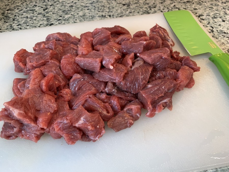 Das Rindfleisch in mittelgroße, quadratische Stückchen schneiden. Anschließend die Fleischstückchen mit Öl scharf in der Pfanne anbraten. Danach die Sojasauce hinzugeben und die Hitze reduzieren.