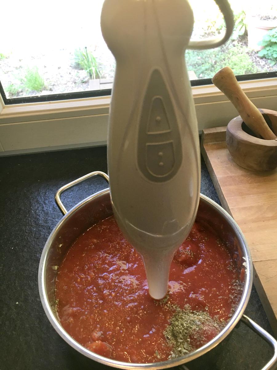 Die geschälten Tomaten dazu, mit dem Stabmixer pürieren (ganz fein oder stückig ist Geschmacksache) dazugeben und ca. 1 EL Tomatenmark. Alles kurz aufkochen lassen.