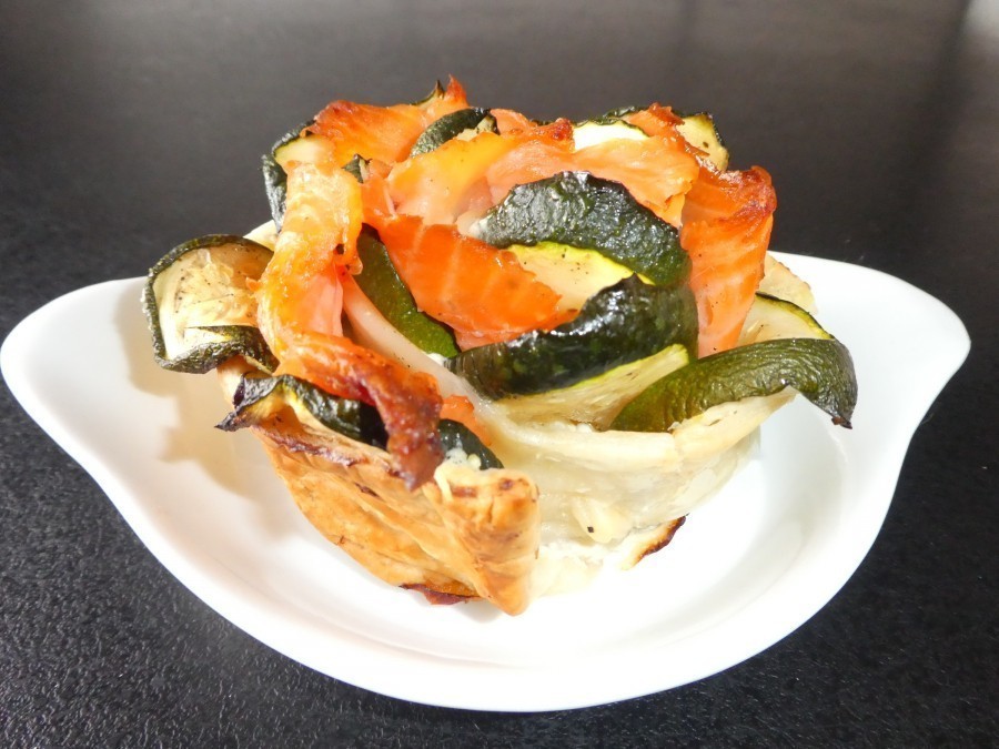 Blätterteig-Blumen mit Lachs-Zucchini- oder Salami-Käse-Füllung: Warm oder auch kalt ein Genuss, der auch das Auge erfreut.