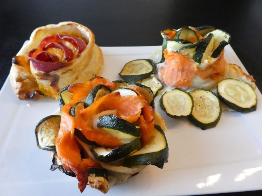 Blätterteig-Blumen mit Lachs-Zucchini- oder Salami-Käse-Füllung: Will man Gäste damit überraschen, kann alles gut vorbereitet werden und muss dann später nur noch im Ofen gebacken werden.