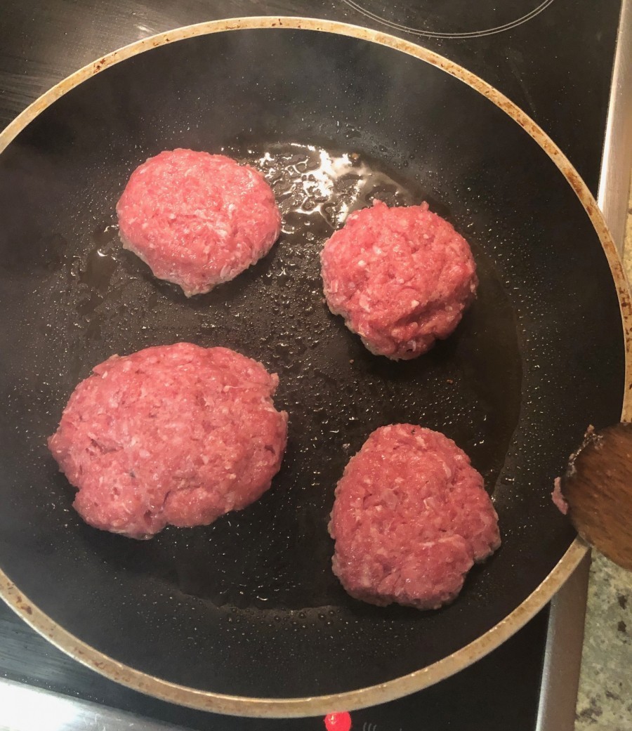 Aus Rinderhackfleisch kann man Burger-Patties selbst herstellen. Einfach die geformten Burger-Patties in der Pfanne mit etwas Pflanzenöl anbraten (jede Seite etwa 5 Minuten).