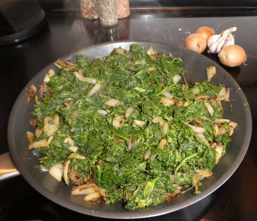 Sobald die Zwiebeln leicht gebräunt sind, den aufgetauten ausgepressten Spinat dazu gegeben, mit Pfeffer, Muskat und Salz würzen, unter die Zwiebeln mengen und für ca. 15 Minuten auf kleiner Stufe dünsten.