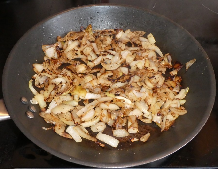 Knoblauch und Zwiebeln putzen, in Stücke/Scheiben/Würfel schneiden und in etwas Bratfett anschwitzen.