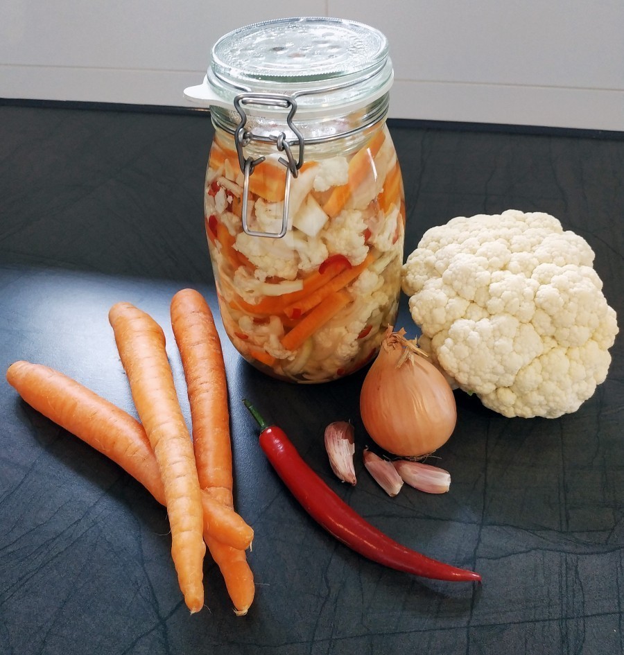 Blumenkohl und Karotte lassen sich ganz einfach und entspannt fermentieren und nach Belieben mit Kräutern und Gewürzen aufpeppen.