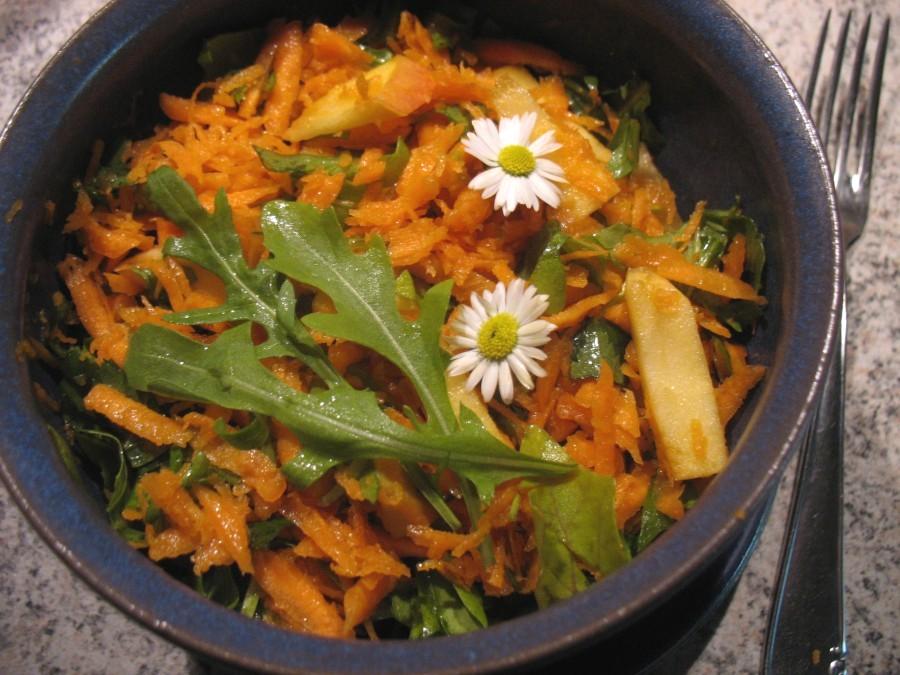 Dieser vitaminreiche Karotten-Apfel-Rucola-Salat kann sehr schnell zubereitet und mit essbaren Blüten garniert serviert werden. 
