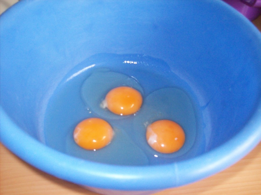 Für den Biskuit werden die 3 ganzen Eier - ohne sie zu trennen - schaumig aufgeschlagen, dann lässt man den mit dem Vanillezucker gemischten Zucker einrieseln.