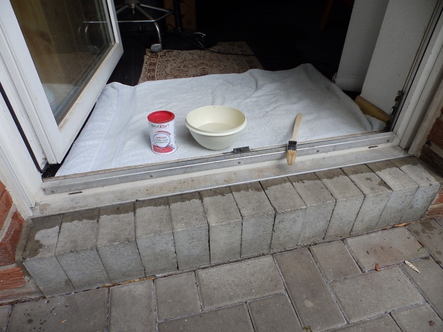 Ich nehme die doppelte Konzentration des Ameisenpulvers, also 20 Gramm auf 0,5 Liter lauwarmes Wasser. Dann gieße ich die Flüssigkeit nicht aus, sondern verstreiche sie gezielt an der unteren Kante meiner Eingangstür zur Terrasse mit einem Malerpinsel an.
