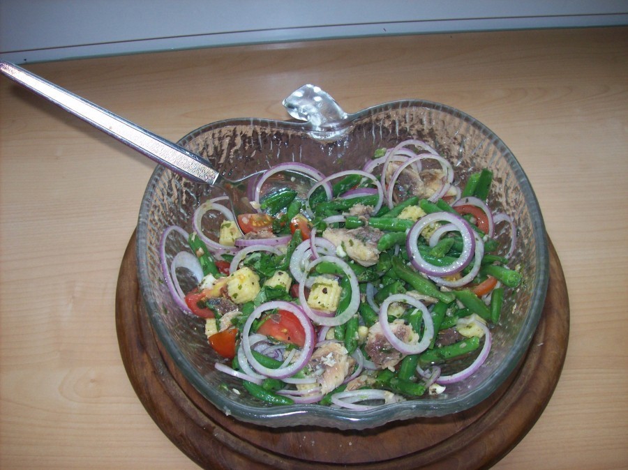 Für den Bohnen-Sardinen-Salat ist nicht sehr viel Arbeitsaufwand nötig, er ist lecker, frisch und sattmachend.