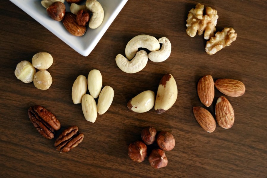 Nüsse, Kerne und Samen sind protein- und energiehaltig, besitzen viele Vitamine und ungesättigte Fettsäuren. Durch das Fett haben sie allerdings auch viele Kalorien, weshalb man nicht mehr als eine Hand voll am Tag essen sollte.