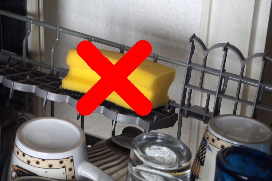 Küchenschwämme oder- lappen sollte niemals in der Spülmaschine mitgewaschen werden. Die Fasern schaden dem Gerät!