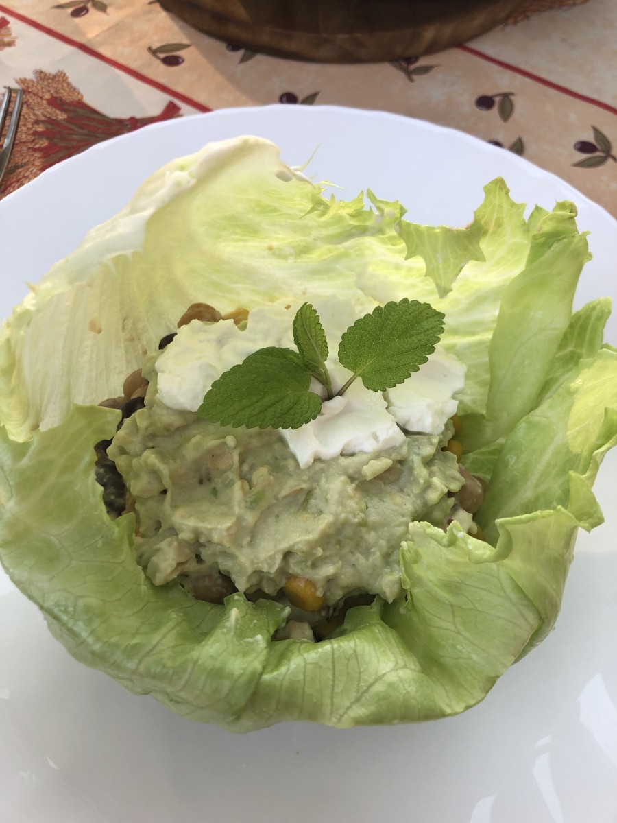 Diese Salat-Wraps sind lecker, schnell gemacht und reich an Proteinen. Sie enthalten durch die Kidneybohnen und Kichererbsen pflanzliche Proteine und durch den Magerquark und Schafskäse ebenfalls tierische Proteine.