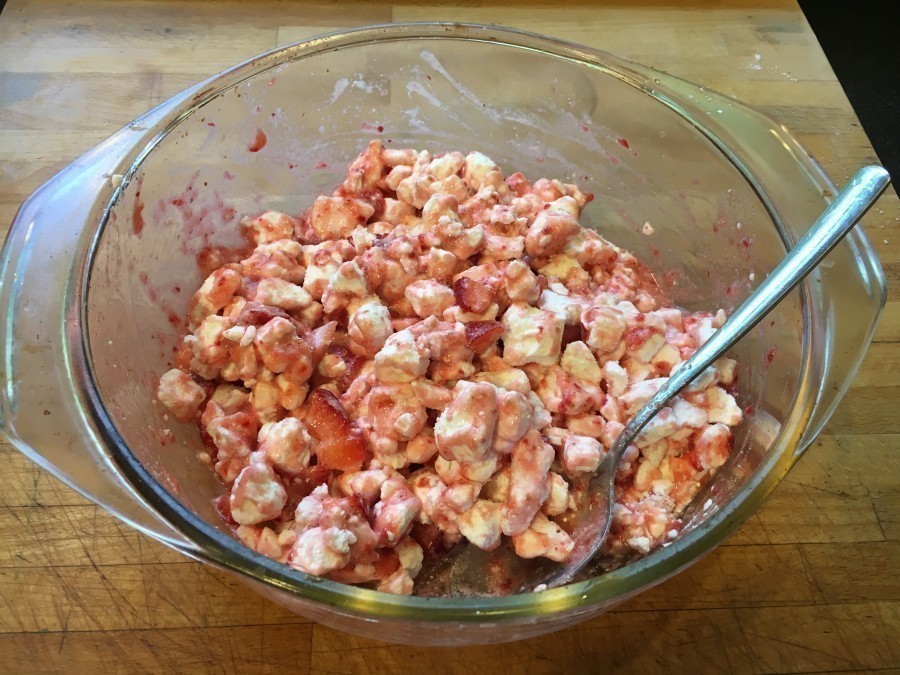 Die gewaschenen Erdbeeren trocken tupfen und mit dem Pürierstab pürieren. Die Baisers zerkleinern, mit den pürierten Erdbeeren vermischen. 