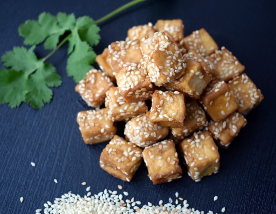 Das Wichtigste bei der Zubereitung von Tofu ist eine lecker-würzige Marinade, die ihm Geschmack verleiht.