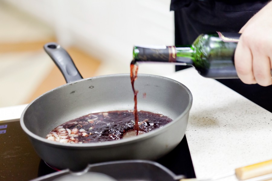 Ein Schuss Wein die Soße beim Kochen zu geben ist super für den Geschmack. Weißwein eignet sich für helle Soßen und Rotwein für dunkle Soßen.