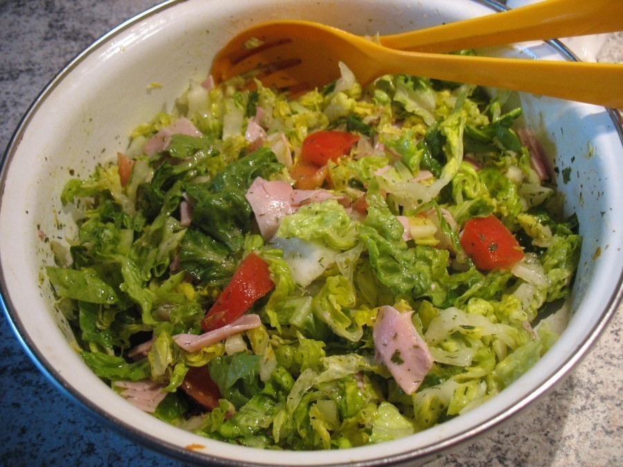 Ein sommerlich-leichter Gemüse-Schinken-Salat - knackig und lecker, passend zur derzeitigen Hitzewelle!