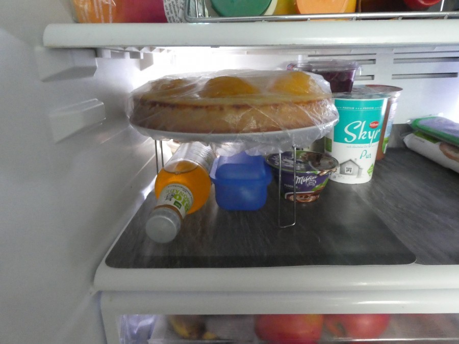Ein Kuchenboden verbraucht im Kühlschrank viel Platz, obwohl er nicht hoch ist. Mit einem Gestell entsteht darunter Freiraum.