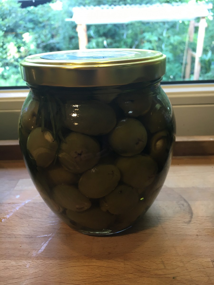 Das Gleiche mache ich mit den Oliven (ich wählte diesmal die mit Mandelkern). Zusätzlich füge ich jedoch hier ein paar Zweige Olivenkraut hinzu.