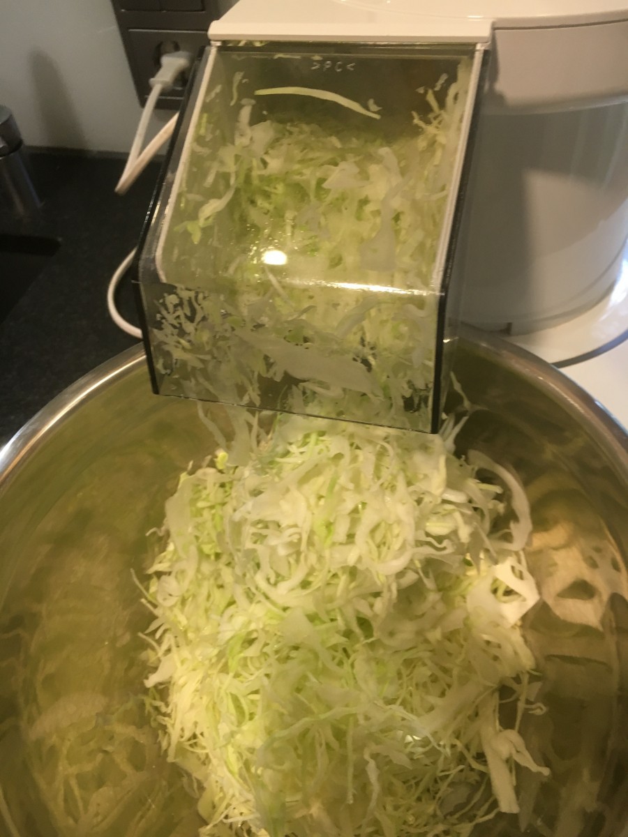 In der Küchenmaschine wird das Gemüse zu feinen Schnetzeln geschnitten. 