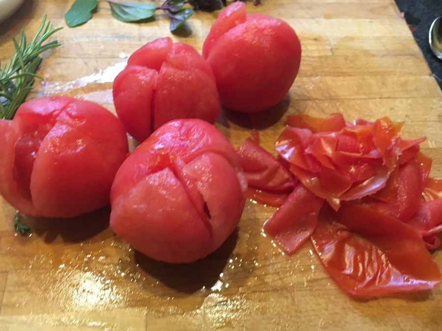 Die gesäuberten Paprika in kleine Stückchen schneiden, die Tomaten kreuzweise einschneiden, kurz in heißem Wasser brühen und die Haut abziehen, klein schneiden.