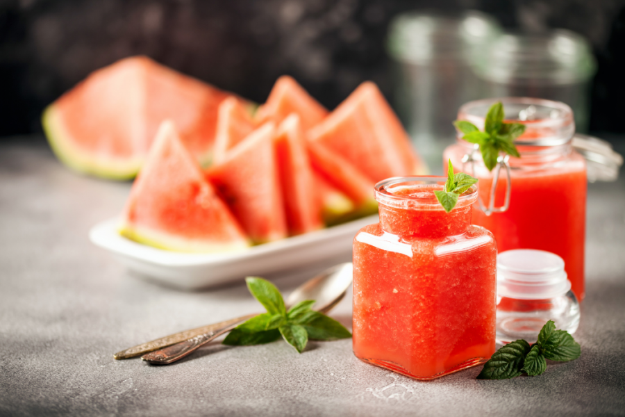 Aus den Resten einer großen Wassermelone kannst du eine erfrischende Sommermarmelade machen.