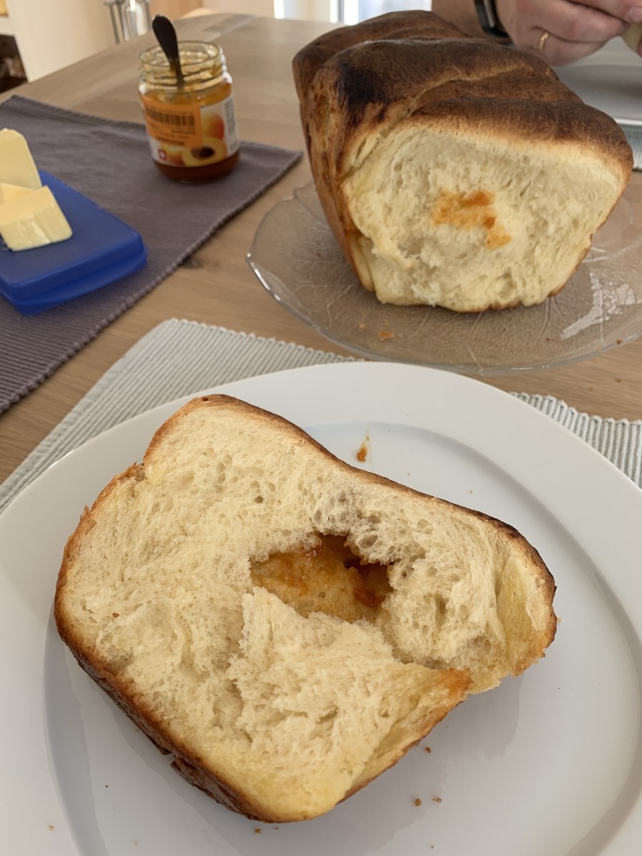 Das Buchtel-Brot kann man einfach in Scheiben schneiden und so genießen. Innen verbirgt sich die leckere Zwetschgenmarmelade.
