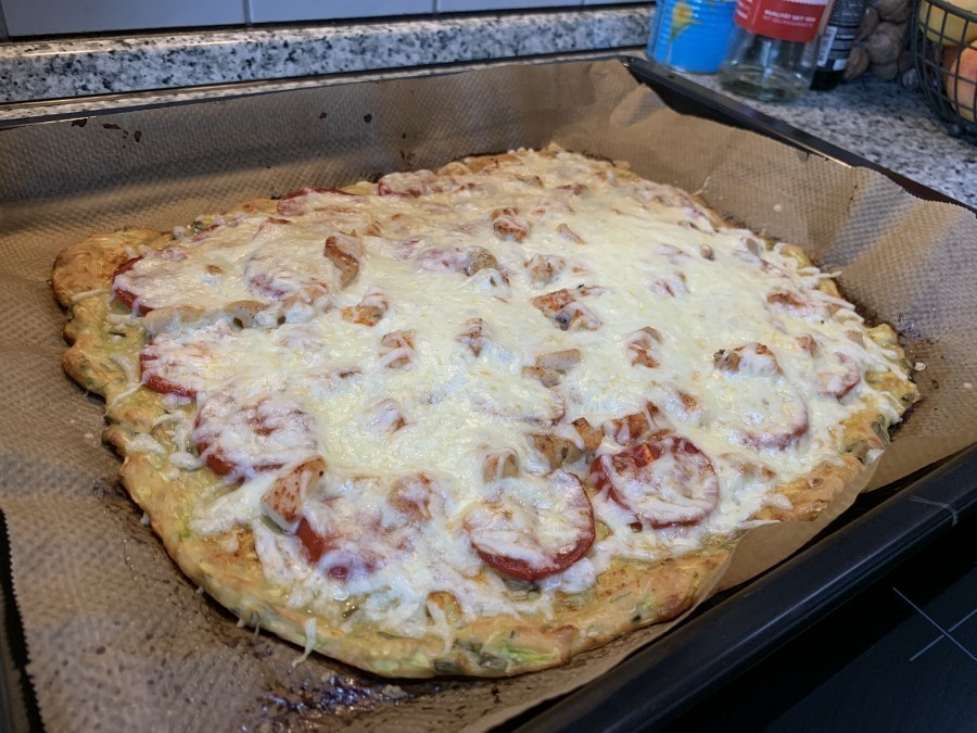 Die mit Käse bestreute Pizza für weitere 7-10 Minuten in den Backofen, bis der Käse geschmolzen ist.