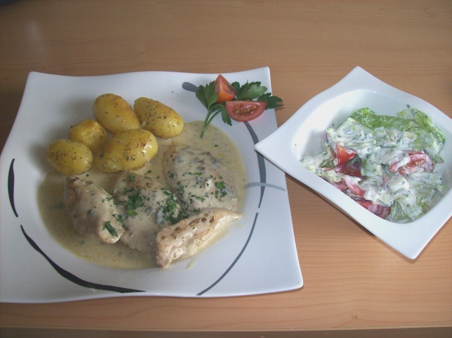 Hähnchen-Schnitzel mit einer Gorgonzola-Sahne-Soße. Dazu werden Rosmarinkartoffeln gereicht und Salat.