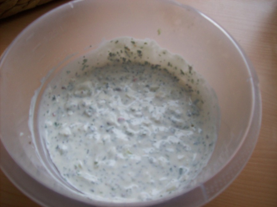 Für das Dressing werden griechischer Joghurt mit 5 % Fett, Pfeffer, Salz, viel Petersilie, Zwiebel, Knoblauch und eine Prise Zucker verwendet.