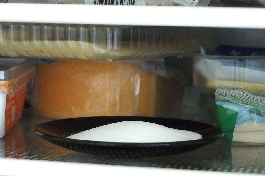 Mit Natron lassen sich wunderbar Gerüche im Kühlschrank oder Geschirrspüler bekämpfen.