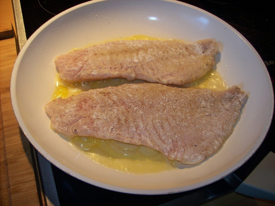 Der Fisch wird leicht gepfeffert und gesalzen, in ein wenig Mehl gewälzt und sodann in der Pfanne auf jeder Seite hellgelb gebraten.