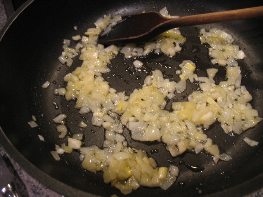 In einer Pfanne 35 g Butter erhitzen und die Zwiebelwürfel darin glasig andünsten, dann die Knoblauchwürfel und Champignonscheiben dazugeben.