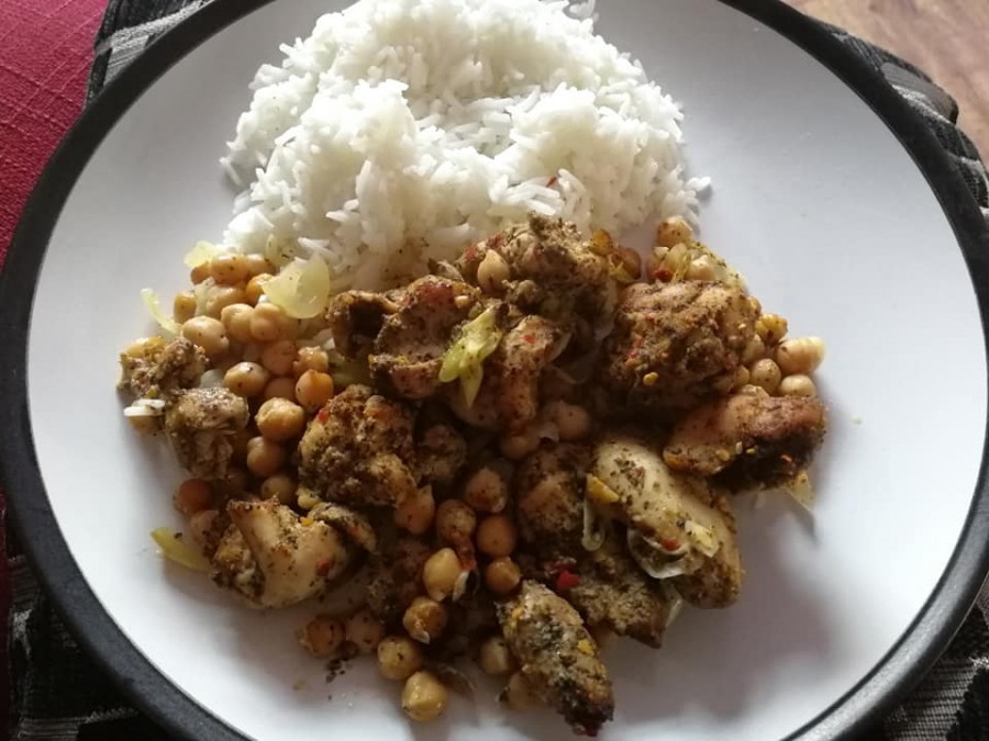 Huhn mariniert mit marokkanischen Gewürzen und Kichererbsen: Serviere das Gericht mit Reis und Tomatensalat.