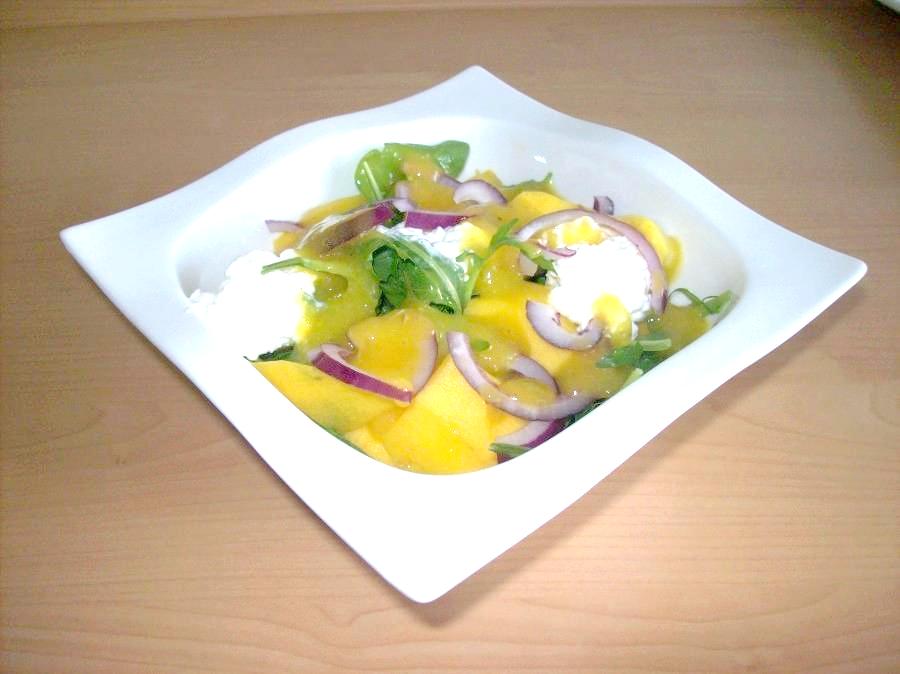 Rucola-Salat mit Mango: Ich kann euch versichern, diese Salatvariation ist einfach nur absolut lecker! Lasst es euch gut schmecken.