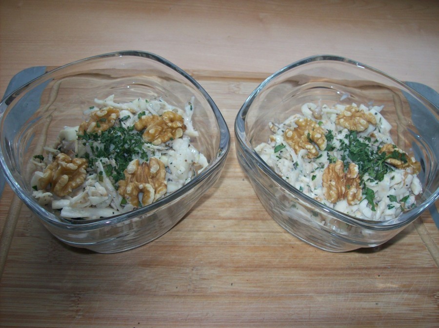 Der fertige Salat sollte ca. 1 Stunde gut durchziehen und kann zum Servieren dann in Schüsseln oder auf Teller gegeben werden. Dekoriert wird mit den zurückbehaltenen Walnüssen.