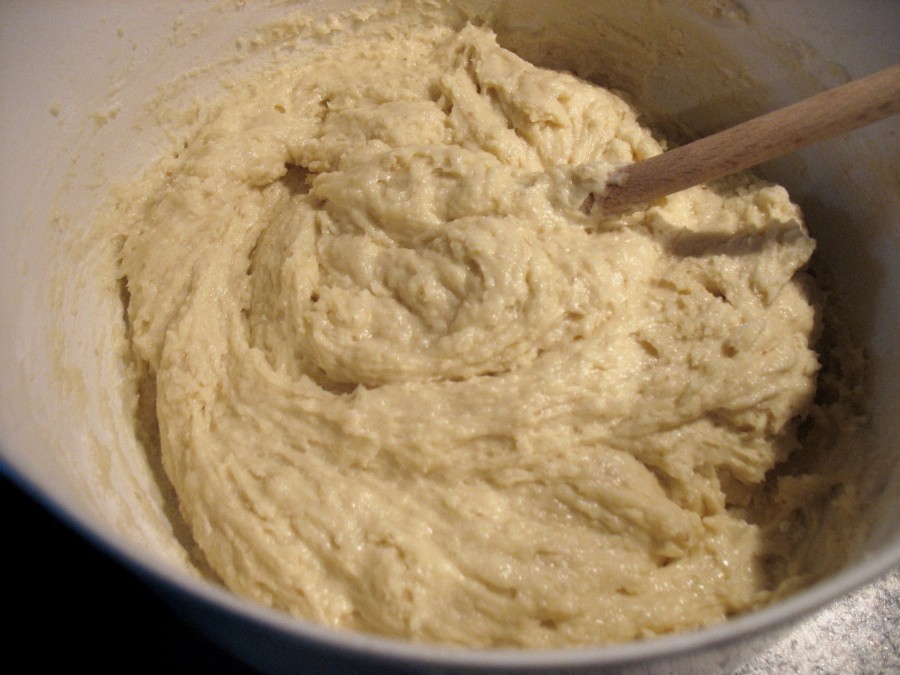 Die Mehlmischung wird kurz mit der Zucker-Butter-Ei-Buttermilch-Mischung zu einem lockeren Teig verrührt.