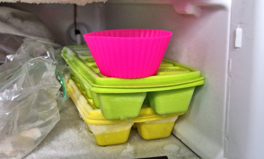 Muffins lassen sich sehr einfach aus der Form lösen, wenn man die mit Margarine eingefettete Form zunächst ins Eisfach stellt.