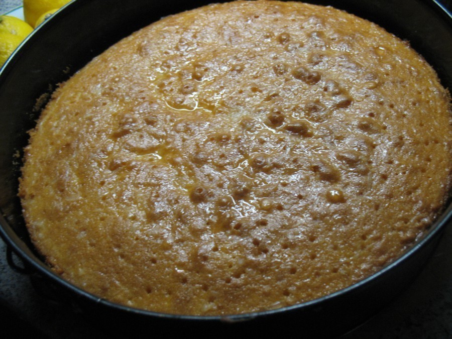 Der Saft von den 2 Zitronen wird mit 150 g Puderzucker verrührt und über die noch warme Torte gegossen, die man danach in der Form vollständig auskühlen lässt.