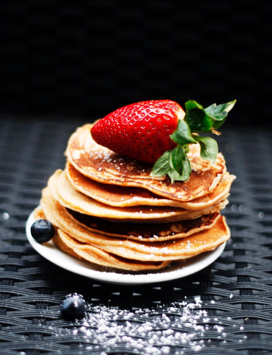 Als Variation kann man die Pancakes auch mit Butterstückchen belegen, gebratenen Speck als Beilage nehmen oder Heidelbeeren unter den Teig mischen.