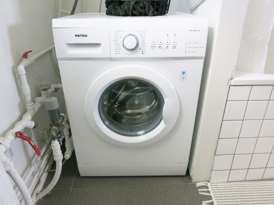 Waschmittel und Seife beim Waschen einsparen - Wäsche vor dem Waschen über Nacht einweichen, in einer Lösung aus Wasser und Waschsoda.