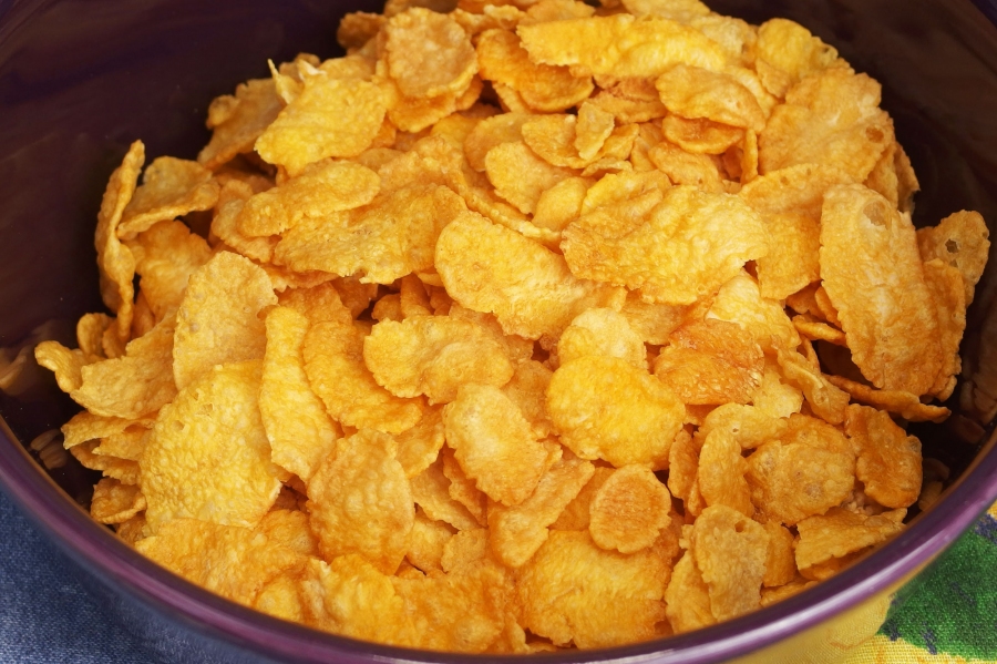 Statt einem alten Brötchen kann man in Milch eingeweichte Cornflakes zum Binden von Frikadellen verwenden.