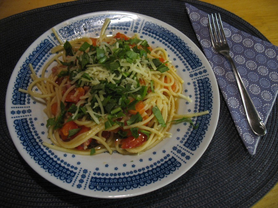 Die Spaghetti-Pfanne wird mit dem restlichen Reibekäse und den Kräutern bestreut angerichtet.