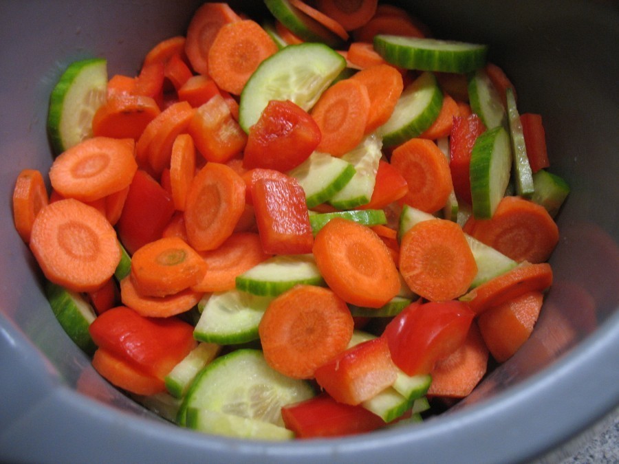 Dann wird das klein geschnittene Gemüse dazugegeben und alles gut angebraten.
