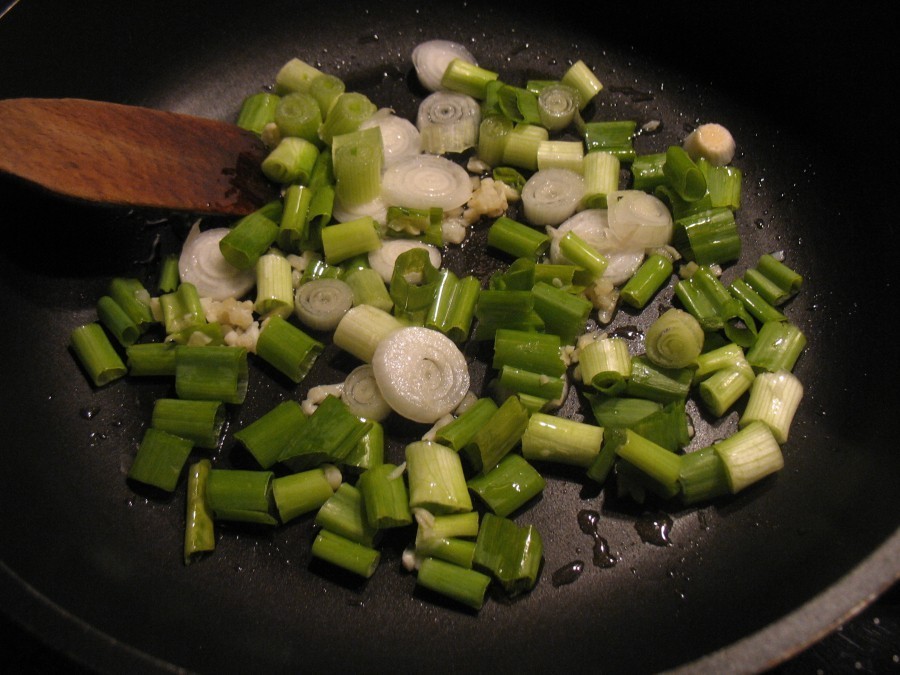 Im heißen Öl werden zuerst Zwiebeln und Knoblauch kurz angedünstet.