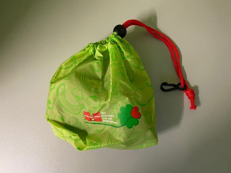 Hier seht ihr die kleine Kunststofftasche, in der Mehrwegnetze für Obst und Gemüse verpackt waren.