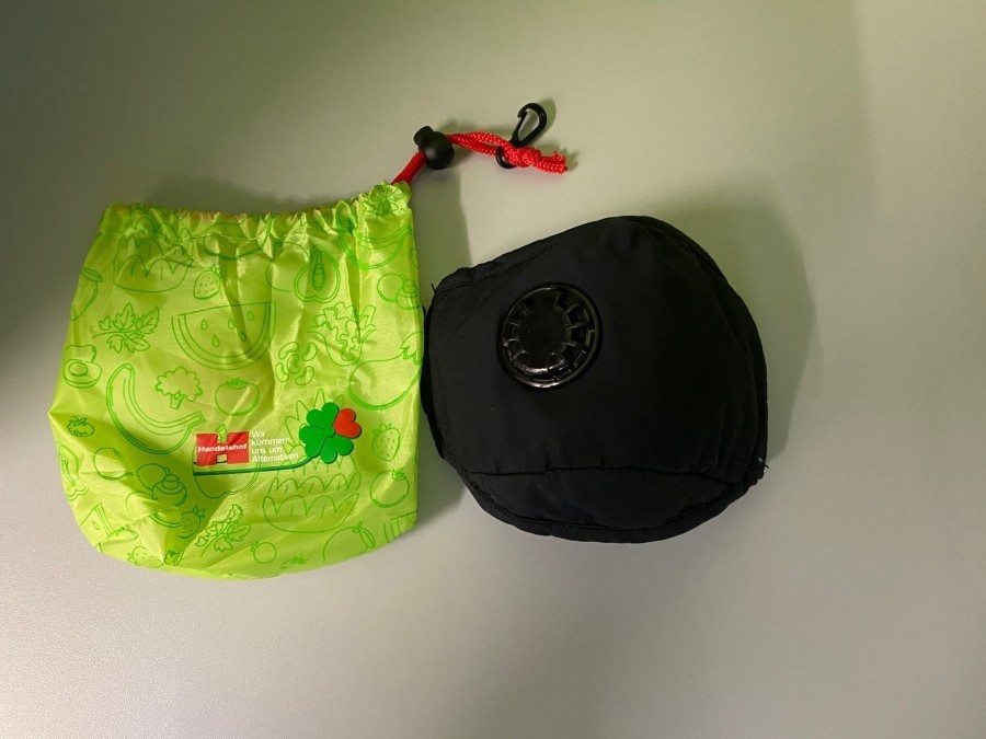 Zusätzlich verwende ich die Kunststofftasche, in der die Mehrwegnetze für Obst und Gemüse verpackt sind. Diese haben bei mir eine Kordel, die die Tasche verschließt.