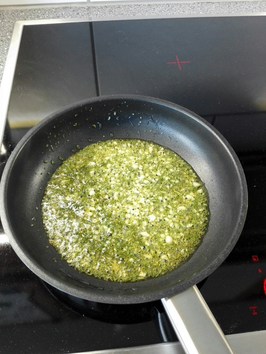 Den Knoblauch und Rosmarin gut kleinhacken oder den Mixer verwenden. In Olivenöl kurz anbraten. 