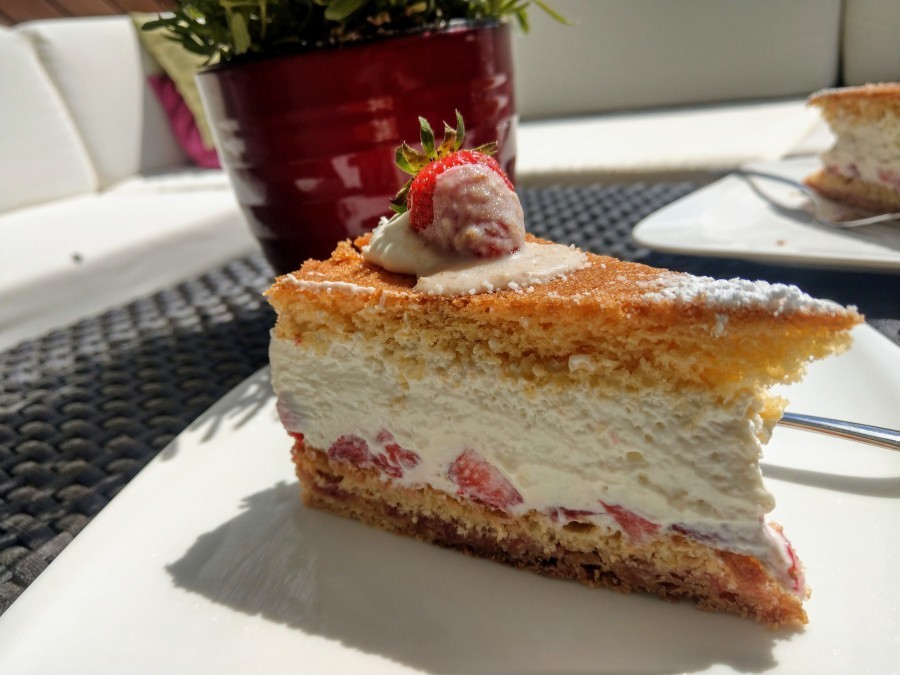 Ein Stück feine Erdbeer-Käse-Torte. Nach Saison und Geschmack können die Erdbeeren mit anderem Obst ausgetauscht werden. 