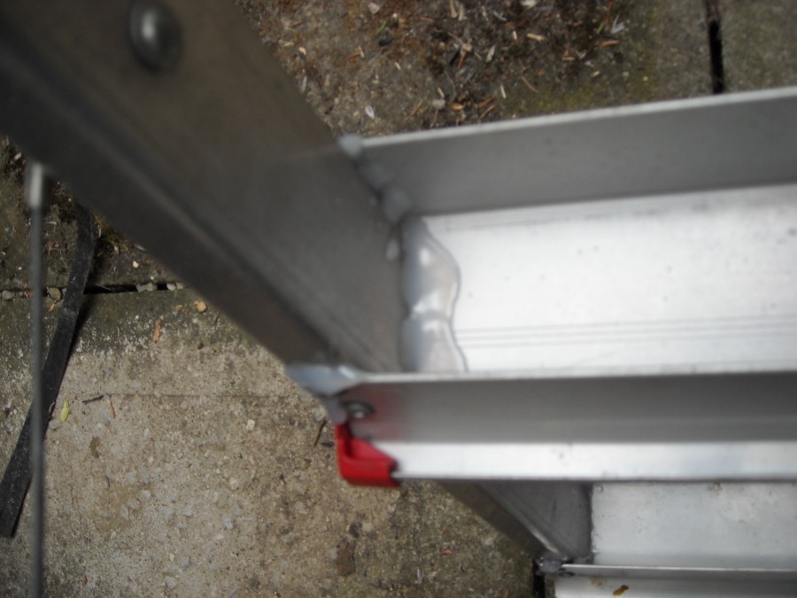 An den Verbindungsstellen der Stufen wird eine Raupe aus Schmelzkleber mit der Schmelzklebepistolen aufgetragen.