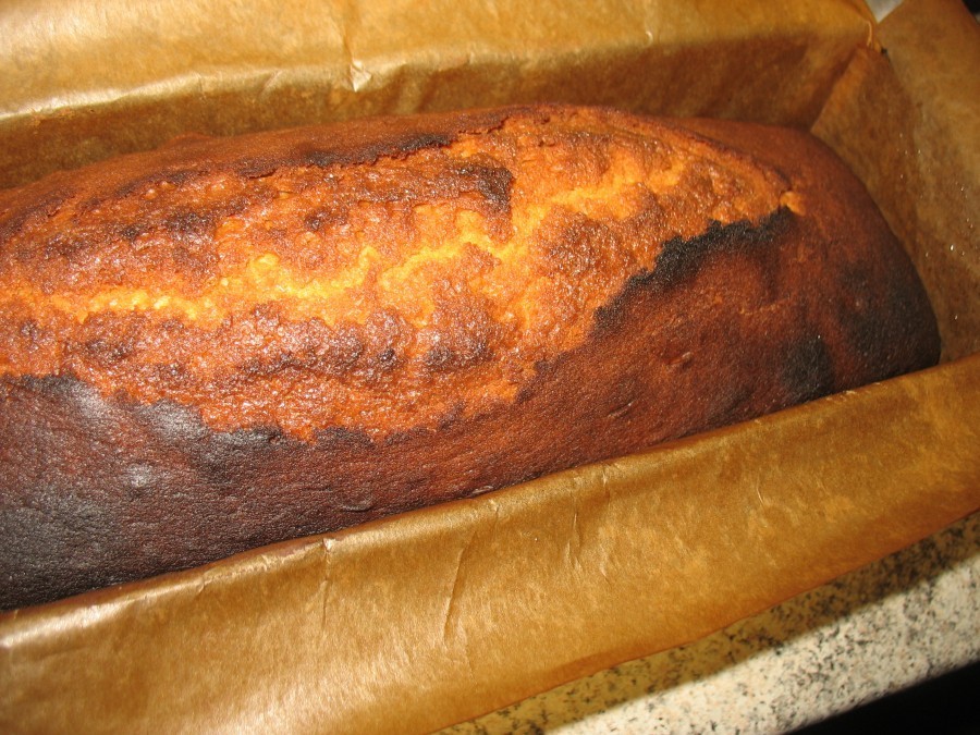 Nach dem Ende der Backzeit lässt man den Kuchen zunächst etwas abkühlen, damit man ihn später ohne Probleme aus der Form stürzen kann.