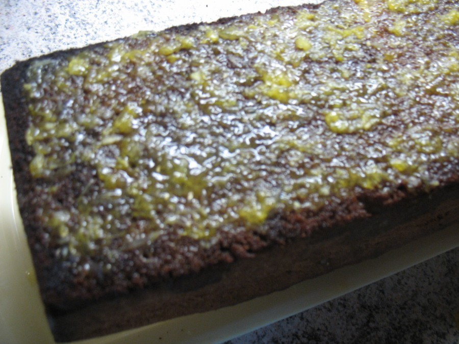 Die Orangen-Zitronensaft-Mischung wird auf der Unterseite des Kuchens verteilt. Bei Bedarf kleine Löcher in den Teig stechen, damit der Saft sich besser verteilen kann.